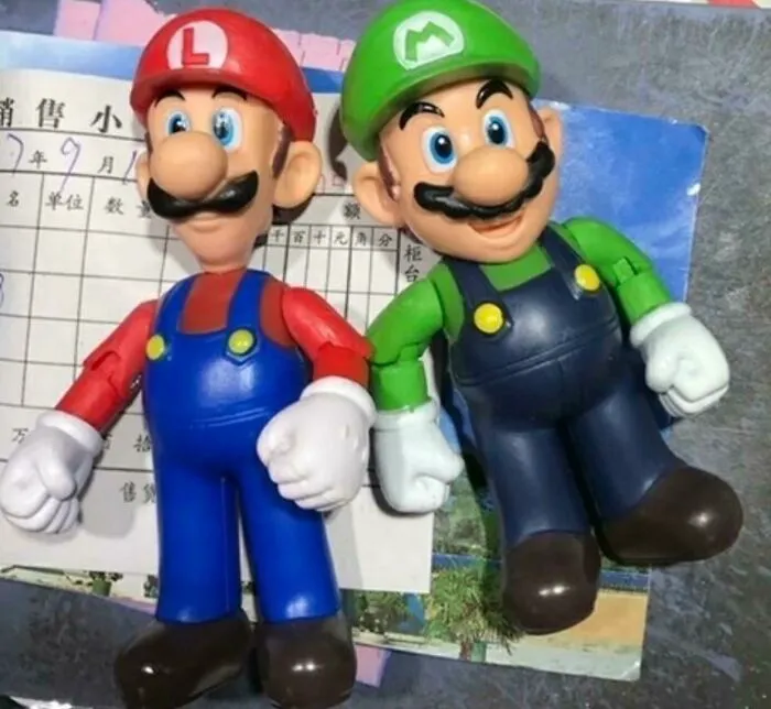 Strange photos showing swapped Mario and Luigi action figures with mismatched colors.