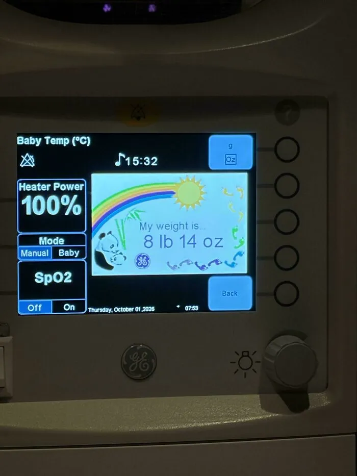 A digital hospital monitor displaying a newborn baby weight, celebrating new wholesome dads.