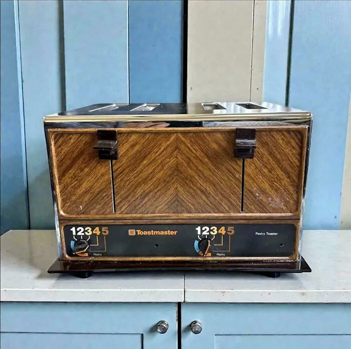 Four slice Toastmaster toaster with wood grain finish, featuring retro gadgets design