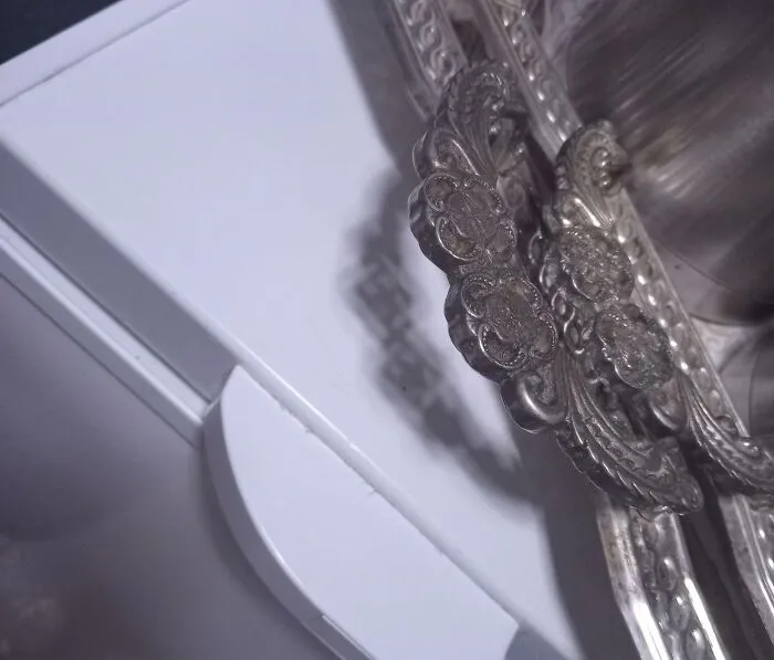 Intricate metallic handle showing a strange photo illusion