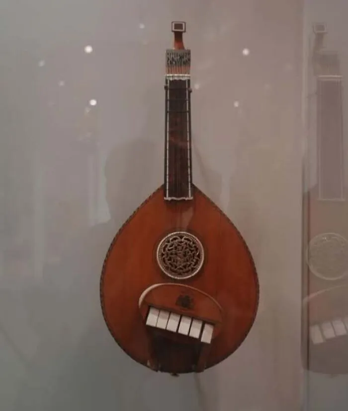 Lute with keyboard keys that resemble a staring face.