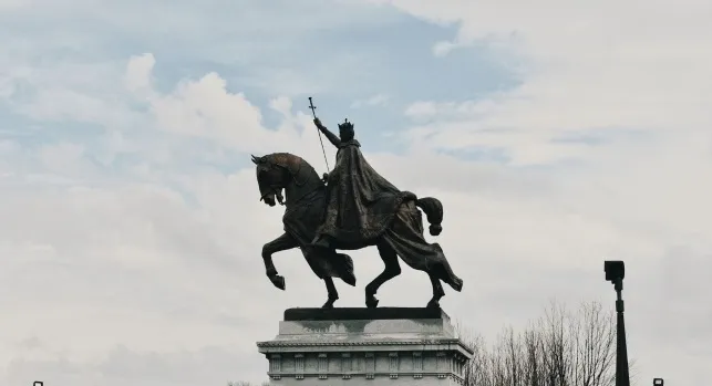 Statue of a king on a horse representing the history and capital of Missouri context