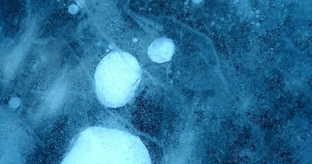 Frozen water ice texture illustrating a temperature in Fahrenheit quiz question.