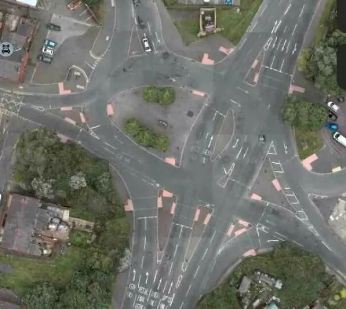 Confusing construction fail with overly complex and confusing road markings