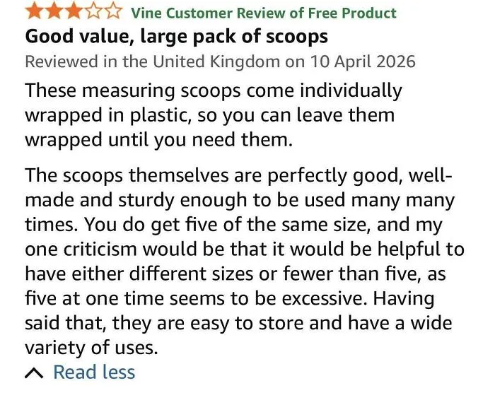 Amazon review praising the quality and value of measuring scoops pack