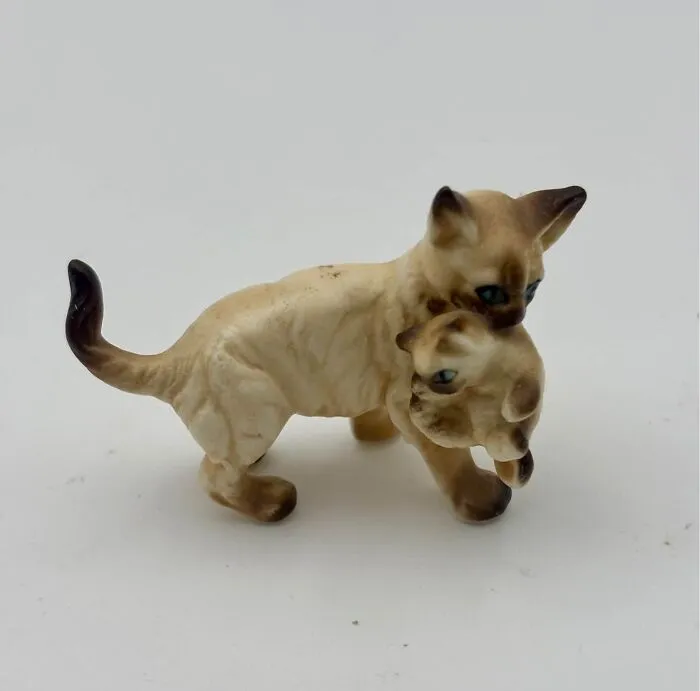 Siamese cat figurine carrying kitten thrift store collectible