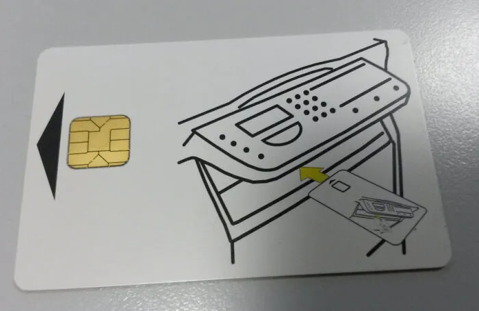 A chip card showing an infinite loop insertion diagram creating a confusing label on how to use it.