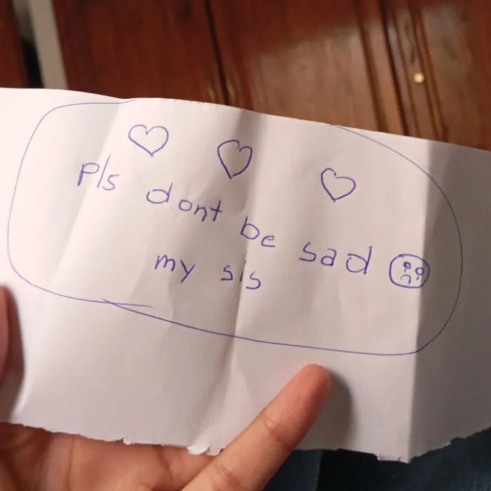 Handwriting note saying Pls dont be sad my sis, creating wholesome moments shared on the internet