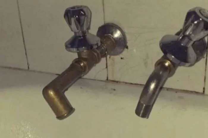 Badly installed plumbing taps as an example of construction fails
