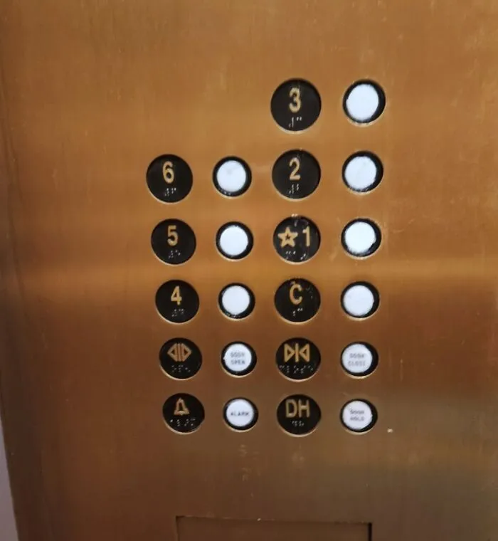 Elevator buttons with confusing layout and missing labels