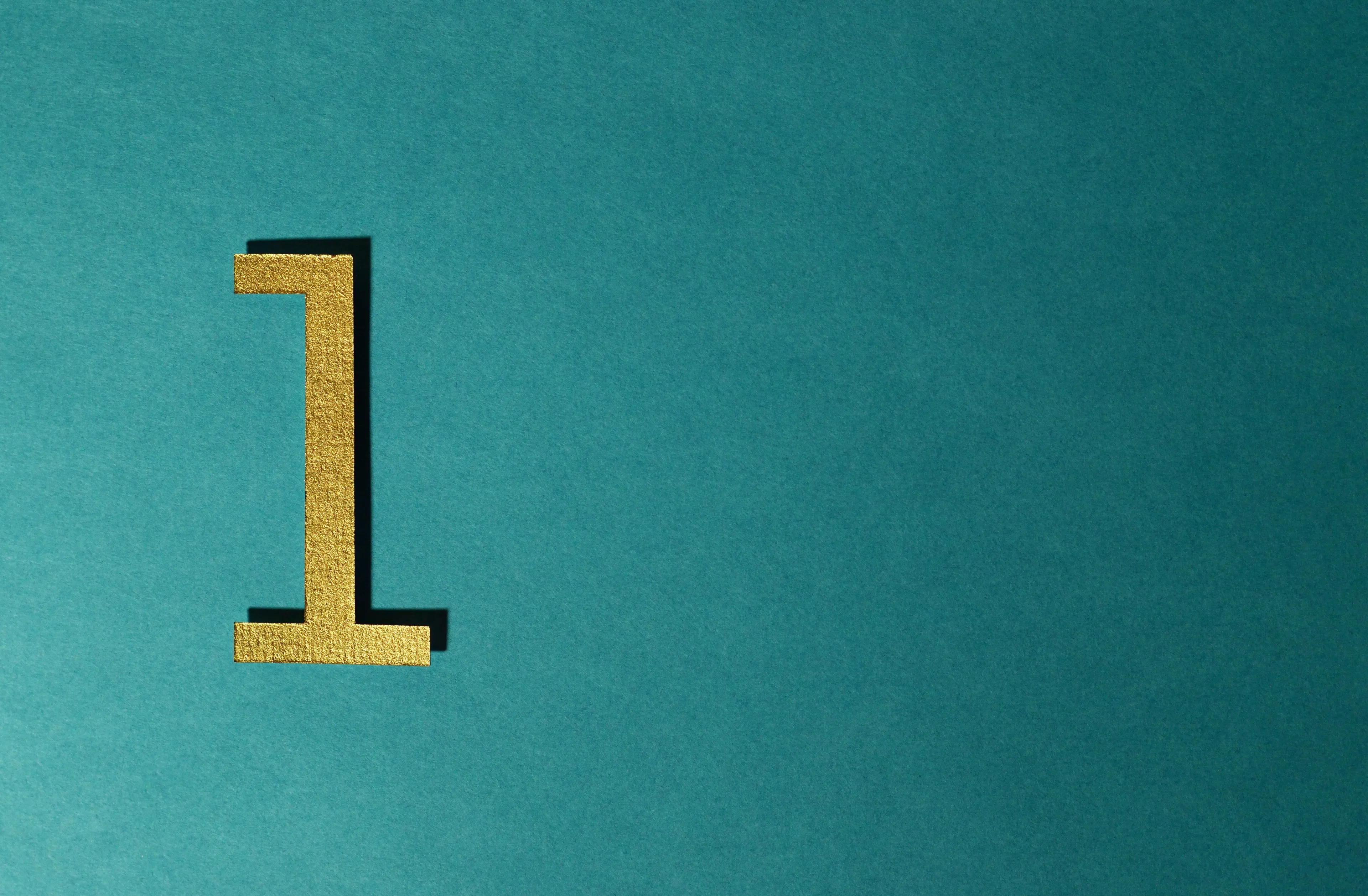 Golden number 1 on a teal background for a general knowledge quiz question about days in a leap year.