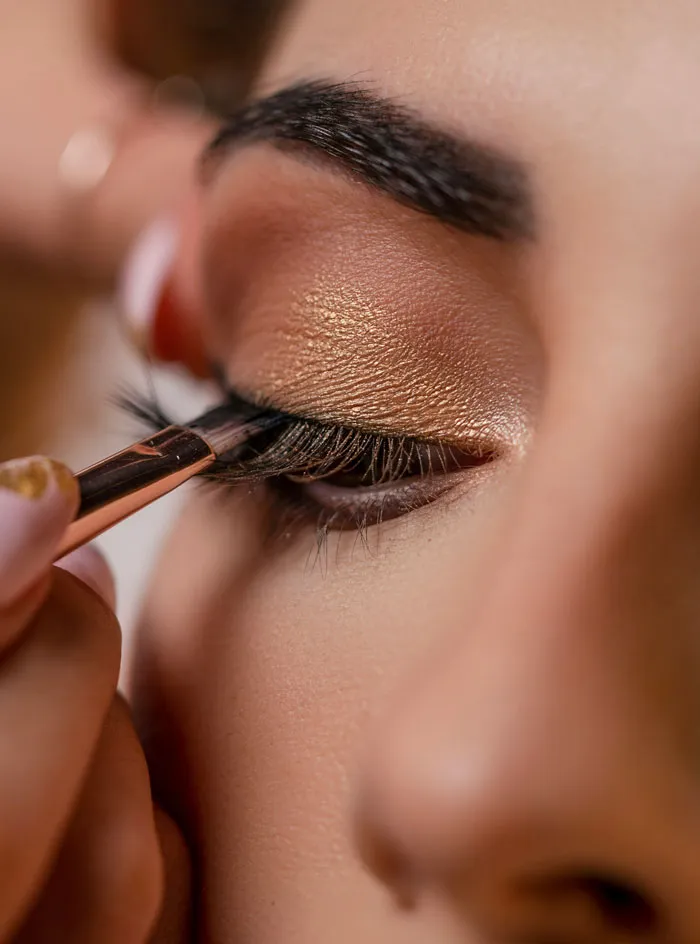 Makeup brush applying eyeliner to a bride before reading wild bridezilla stories