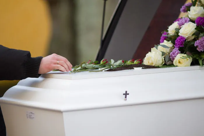 69 Of The Strangest And Funniest Moments That Happened During A Funeral