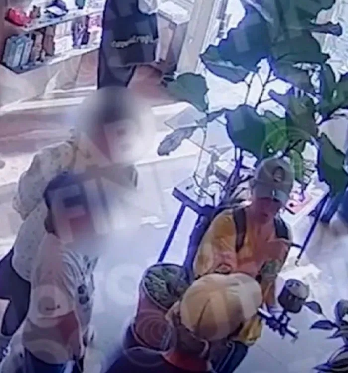 Body language expert spots revealing details in leaked security footage of Kelly Clarkson as store feud rages