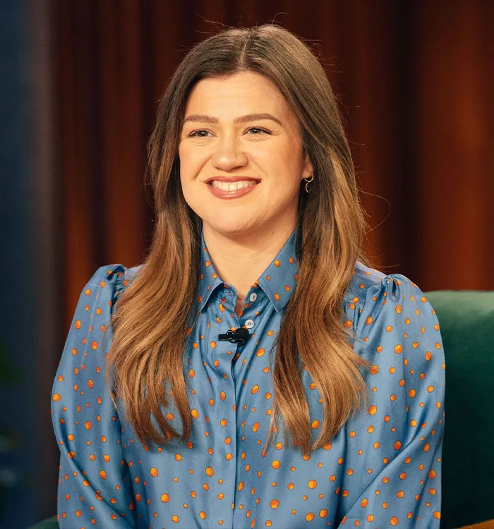 Body language expert spots revealing details in leaked security footage of Kelly Clarkson as store feud rages