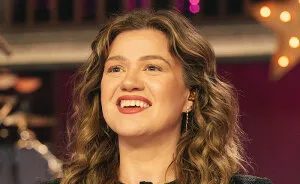After Leaked Footage Of Kelly Clarkson’s Store Visit, Owner Makes Damning New Claims As Feud Spirals Out Of Control