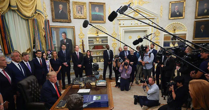 12 Viral Side-By-Side Photos Of Obama And Trump's Oval Offices As People Make Brutal Comparisons
