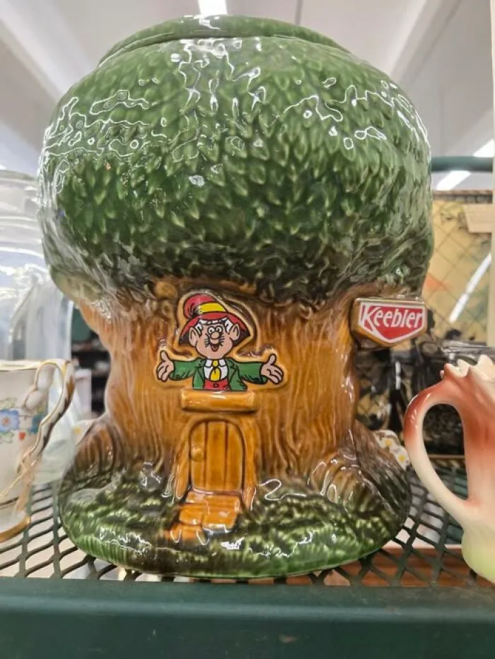 Vintage Keebler elf treehouse cookie jar, an amazing thrift find.