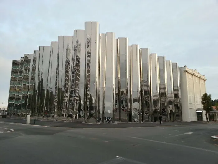 Len Lye Centre with reflective steel facade exhibits bizarre shapes in architecture