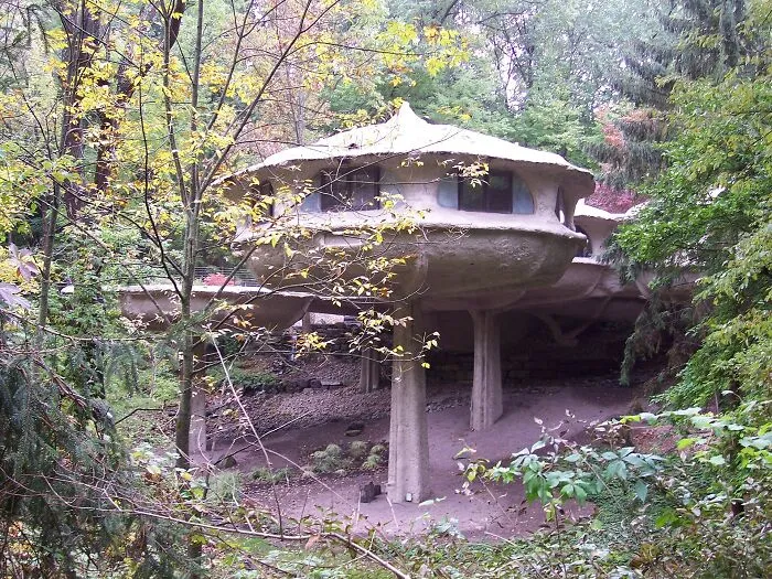Mushroom House in Rochester, showcasing bizarre shapes that stand out from ordinary architecture