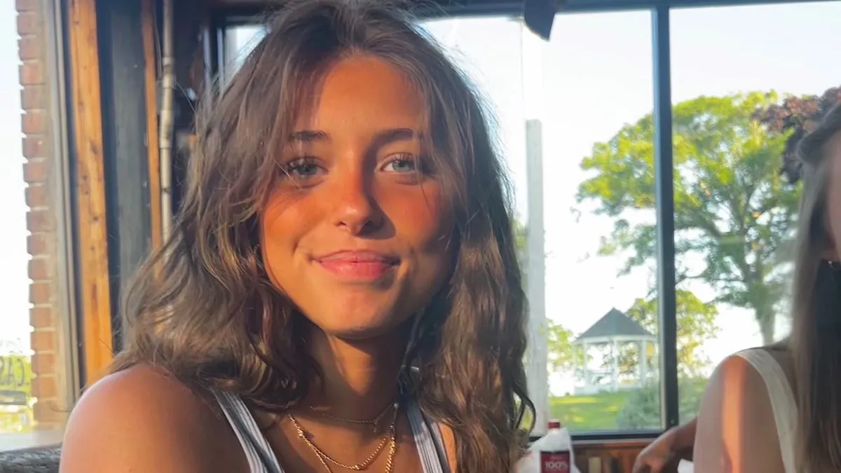 Woman Accidentally Becomes A “Beautiful Mid” Meme After Posting A Restaurant Selfie