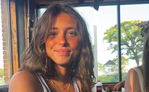 Woman Accidentally Becomes A “Beautiful Mid” Meme After Posting A Restaurant Selfie