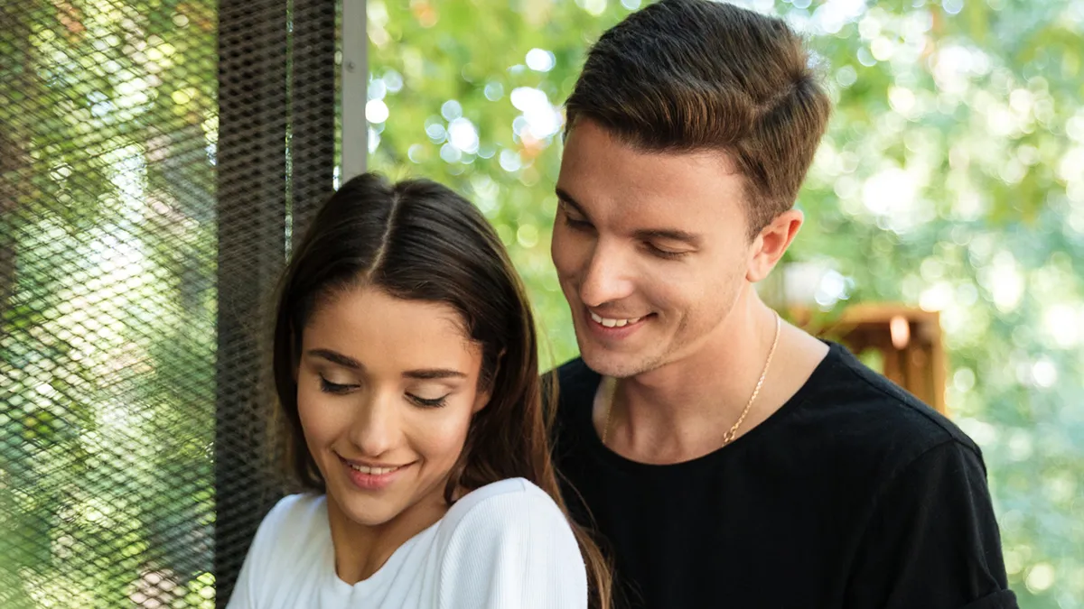 Woman Can’t See How Painfully Obvious Her Male Friend’s Intentions Are When BF Starts Showing Jealousy