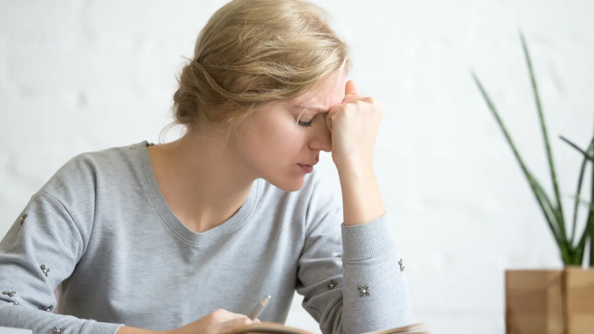 Guy Takes An Imaginary Flight To Italy, His Story Falls Apart As GF Checks The Flight Tracker