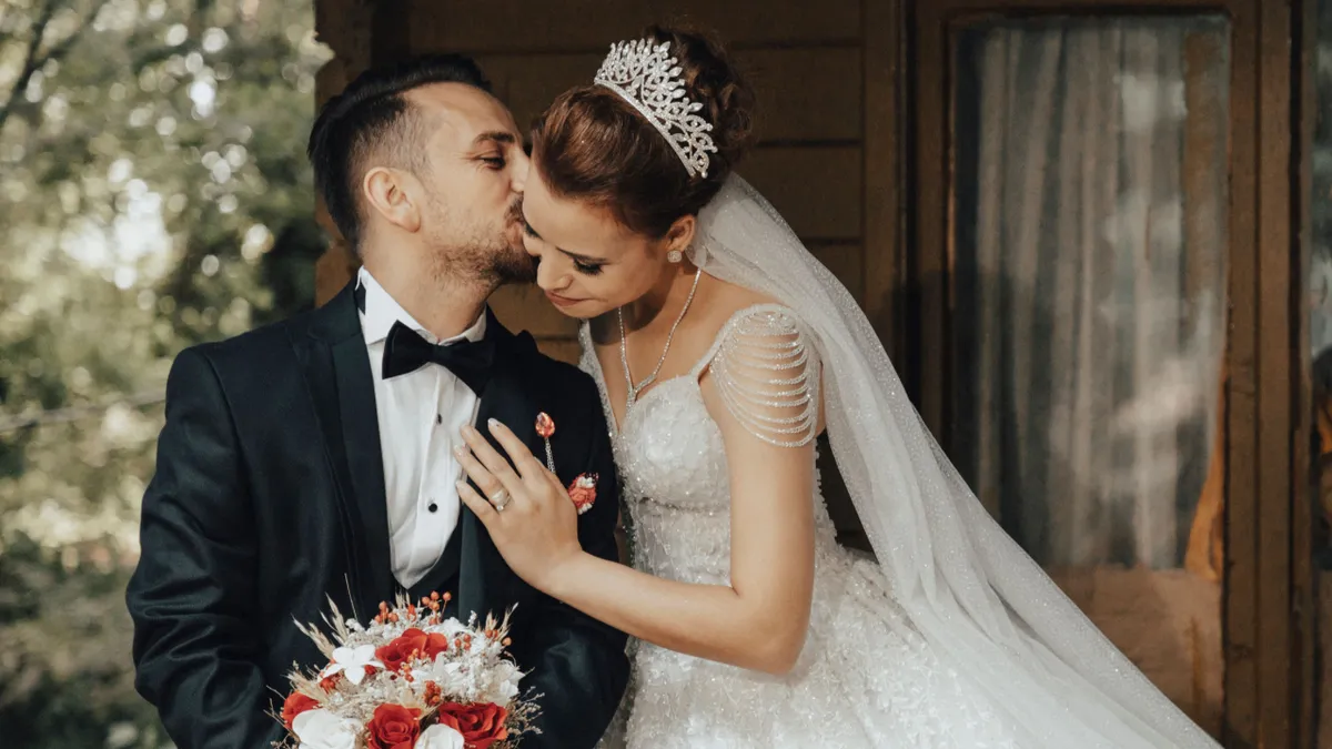 Entitled Bride Takes Over Man’s Porch For Wedding Pics, Starts Crying When He Kicks Her Out Hours Later