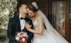 Man Lets Bride Use His Porch For Wedding Photos For 15 Minutes, But Things Get Out Of Hand After 3 Hours