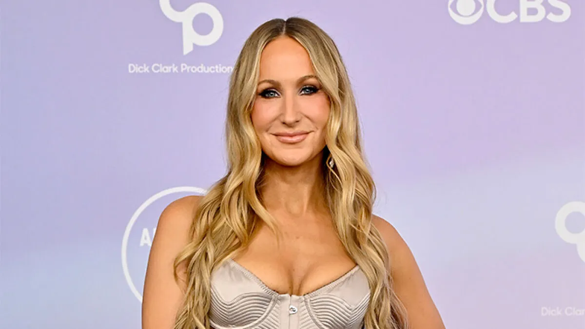 Trans Influencer Born Without Limbs Slammed Nikki Glaser Over An Inappropriate Joke, Exposing Her Private DMs