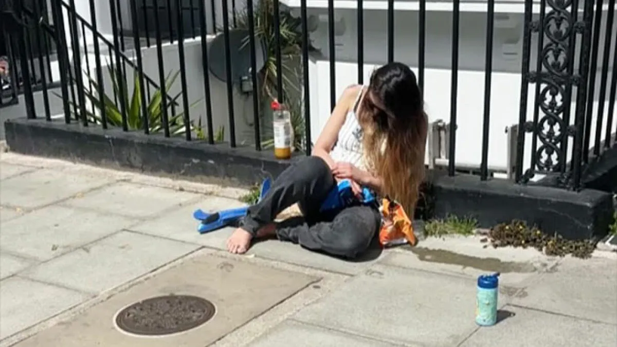 Royal Mother Found Passed Out On London Street With 3YO Child Playing Barefoot Nearby