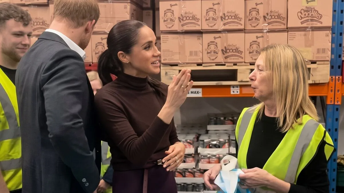 Meghan Markle’s Food Bank Visit Takes An Awkward Turn When A Volunteer Shuts Down Her "Performative" Questions