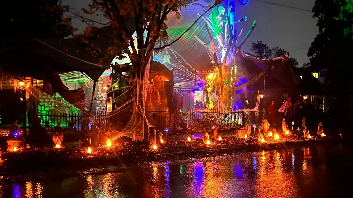 Neighborhood ‘Karen’ Complains About Dad’s Epic Halloween Display, Then The Whole Community Gets Involved