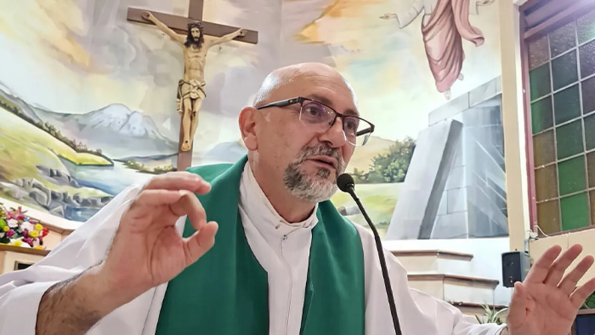 Este sacerdote ecuatoriano falleció en plena misa cuando cayó un crucifijo sobre él: su familia exige una investigación