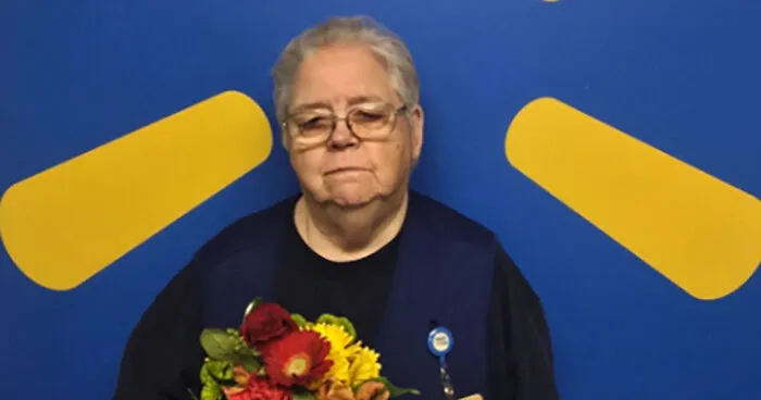 Esta empleada de supermercado se vuelve viral por la foto de su regalo tras 44 años en la empresa, y desata la furia de los trabajadores