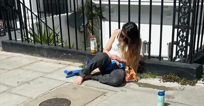 Royal Mother Found Passed Out On London Street With 3YO Child Playing Barefoot Nearby