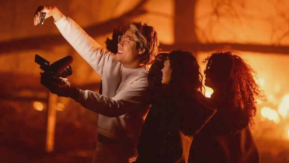 59 Influencers Who Treated Public Spaces Like Their Personal Content Studio