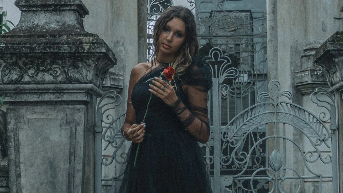 Bride Called A “Demon Girl” By Her MIL Watches Her Storm The Altar, And The Groom's Response Is Perfect