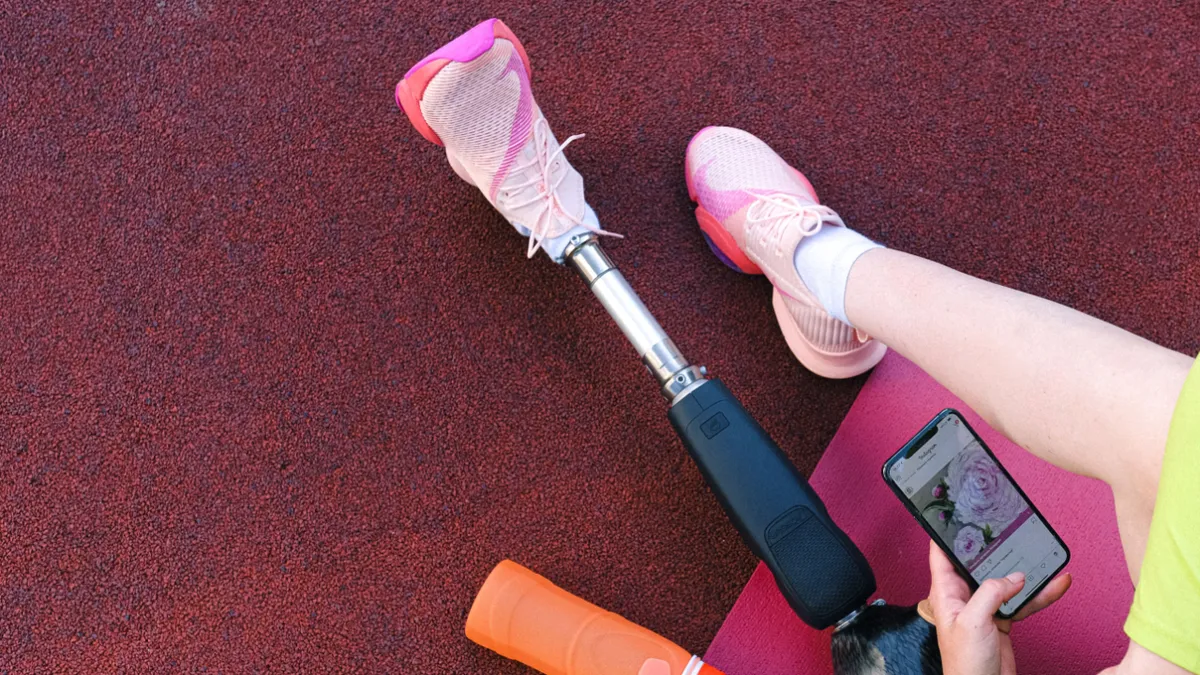 Amputee Has To Put Their Prosthetic Leg Off To Get Rid Of Entitled Mom Demanding Their Wheelchair