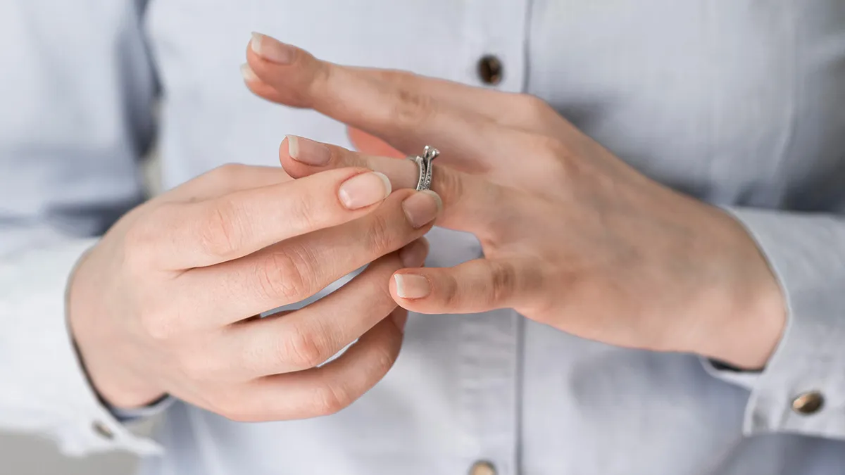Woman Keeps A Ring From A Marriage That Ended Decades Ago, Returns It With One Heartfelt Message
