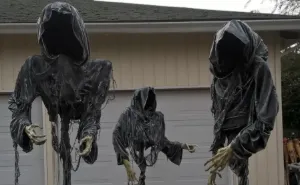 57 Pics Of Outdoor Halloween Decorations People Thought The Internet Should See