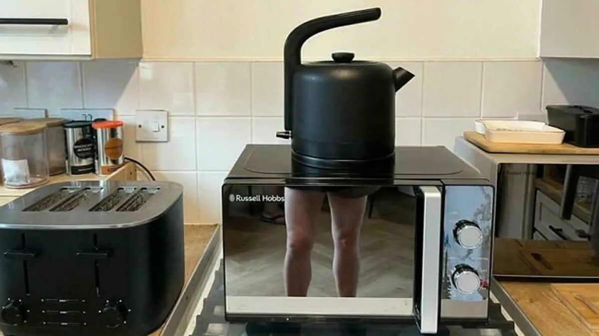 57 Times People Forgot Mirrors Reflect Everything And Ended Up With Hilarious Photos