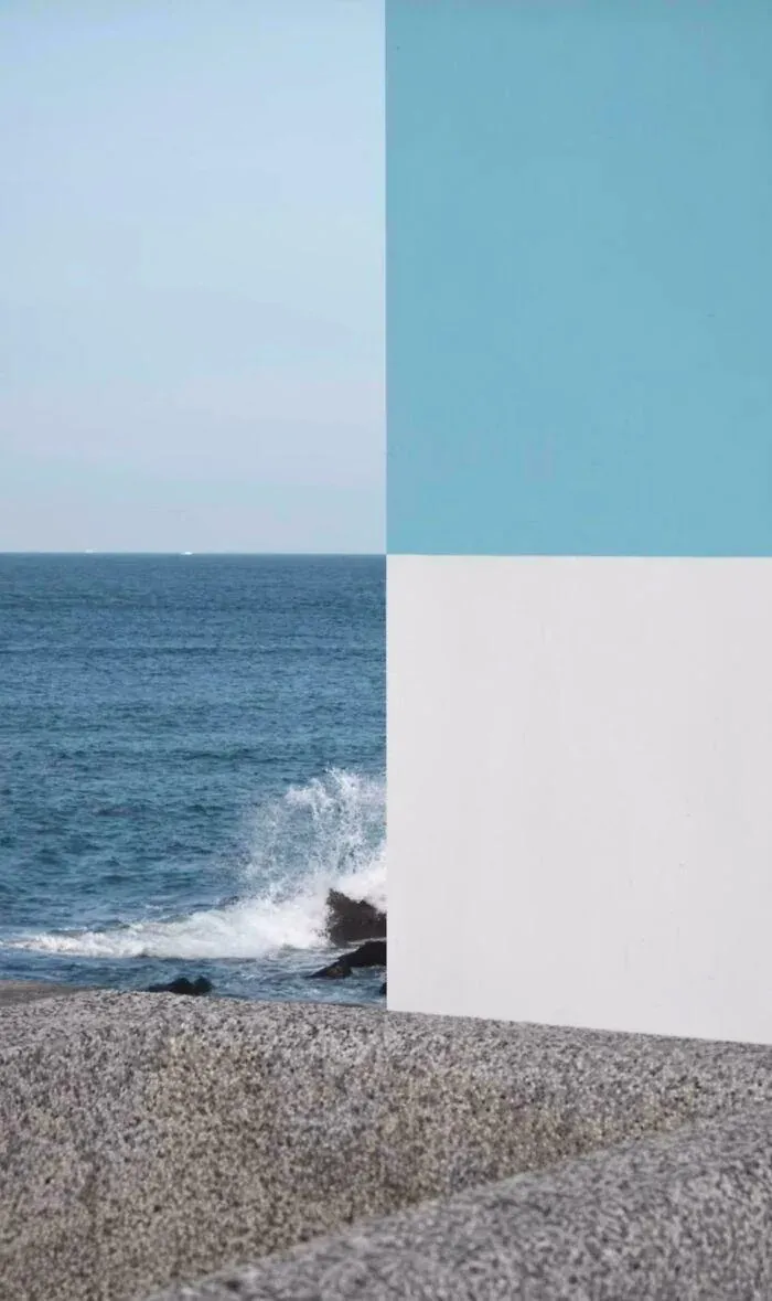 Perfectly aligned ocean view splitting into four quadrants like a confusing perspective grid.