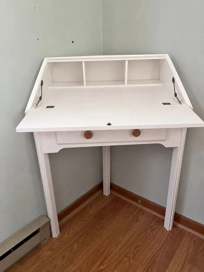 A white corner desk that creates an optical illusion, among photos that make you wonder if your eyes play tricks.