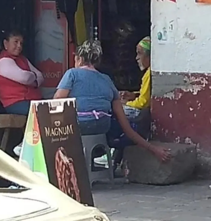 Confusing visual perspective making a woman appear to have an extra long arm, showing eyes playing tricks.