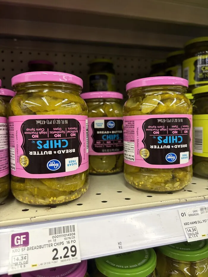 Pickle jars on a store shelf displaying an optical illusion with floating printed labels.