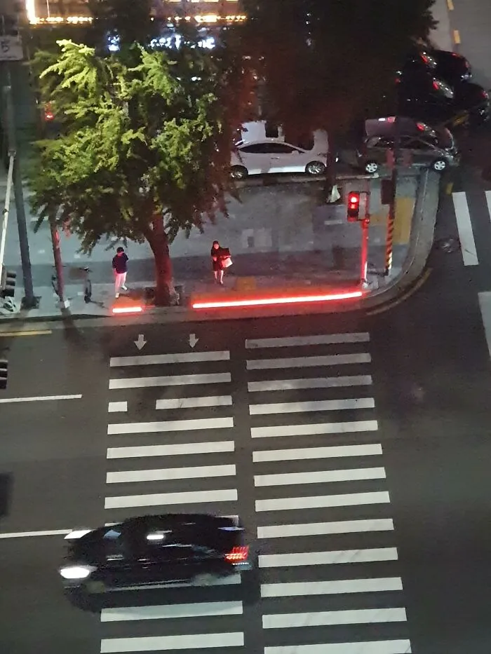 Ingenious things: crosswalk with red light strips embedded in the sidewalk edge for pedestrians.