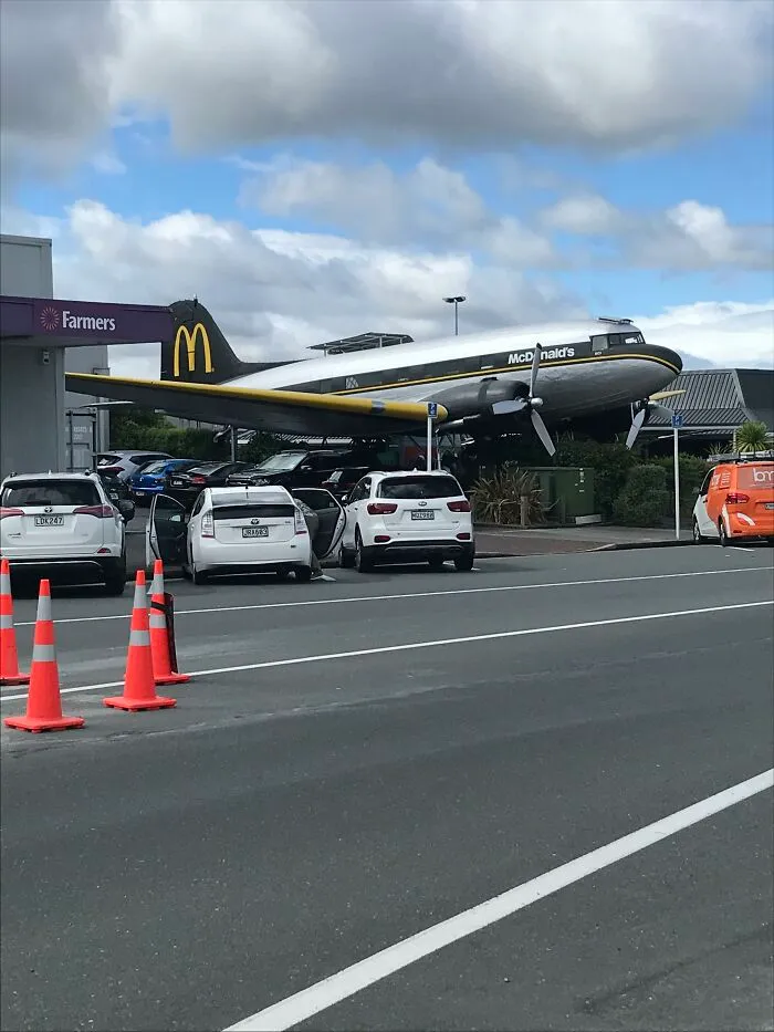 McDonalds restaurant housed in a vintage airplane in New Zealand, showing ingenious things around the world.