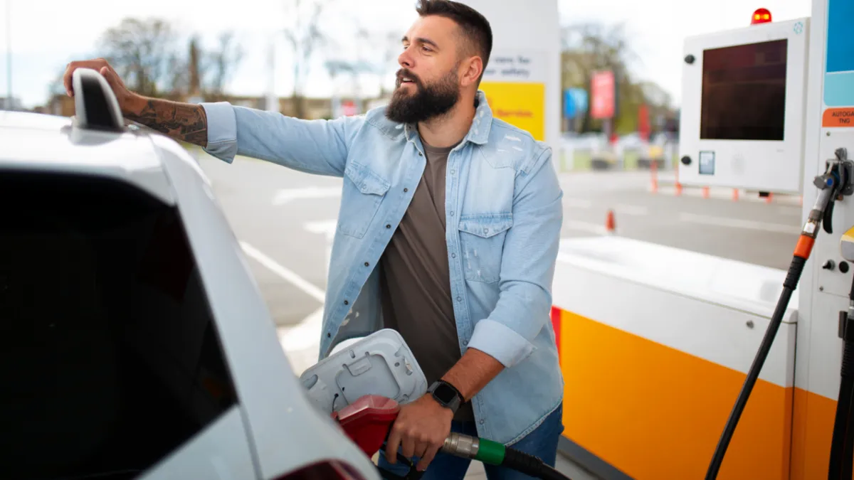Karen Gets Kicked Out Of Gas Station Store When This Guy Decides To Stand Up For The Staff